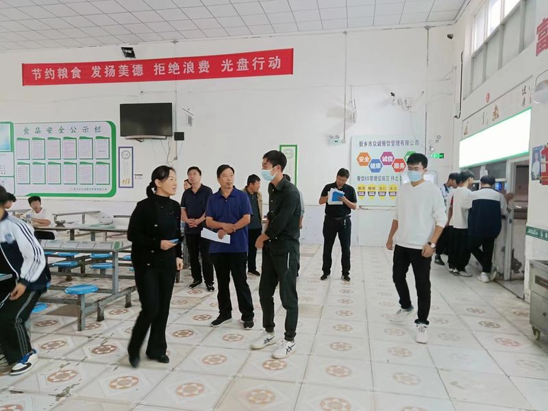 市相關領導對我公司經營長垣職業(yè)中專進行食品安全檢查